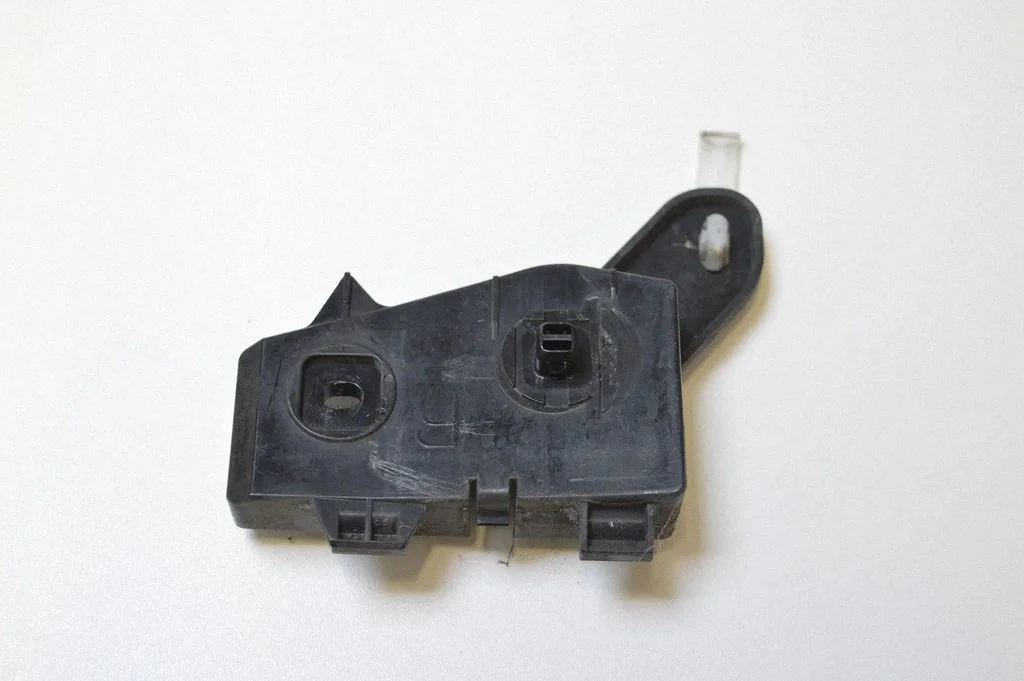 Rear bumper mounting bracket
