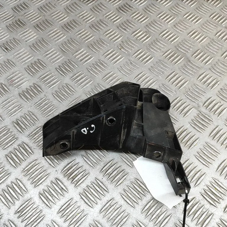Rear bumper mounting bracket