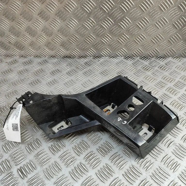 Rear bumper mounting bracket A1668805803
