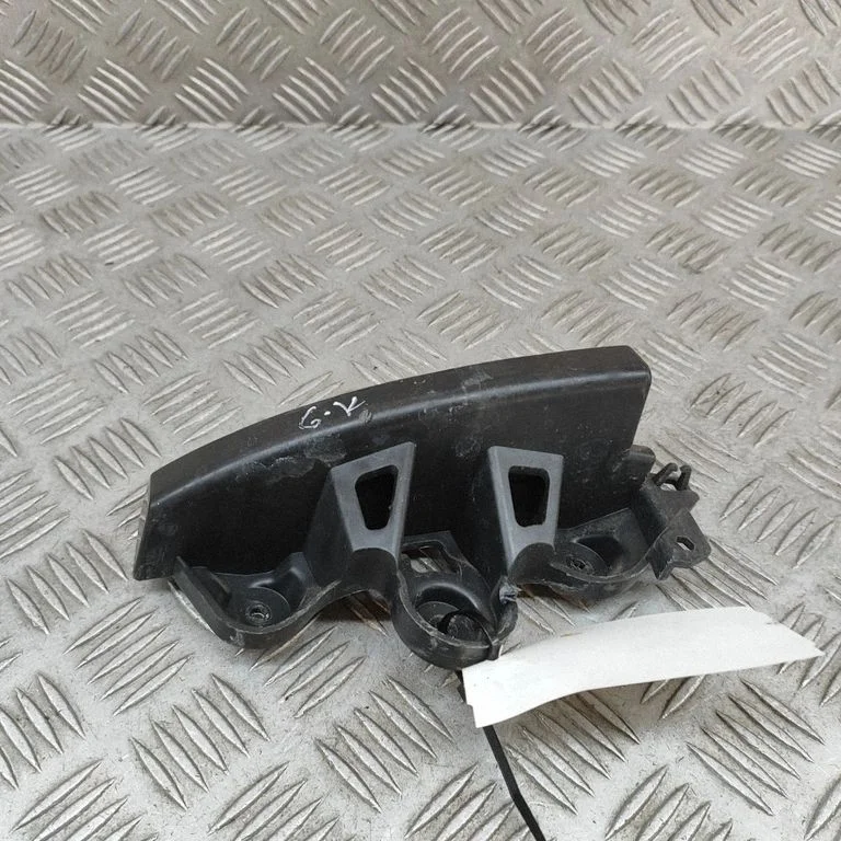 Rear bumper mounting bracket 13489745