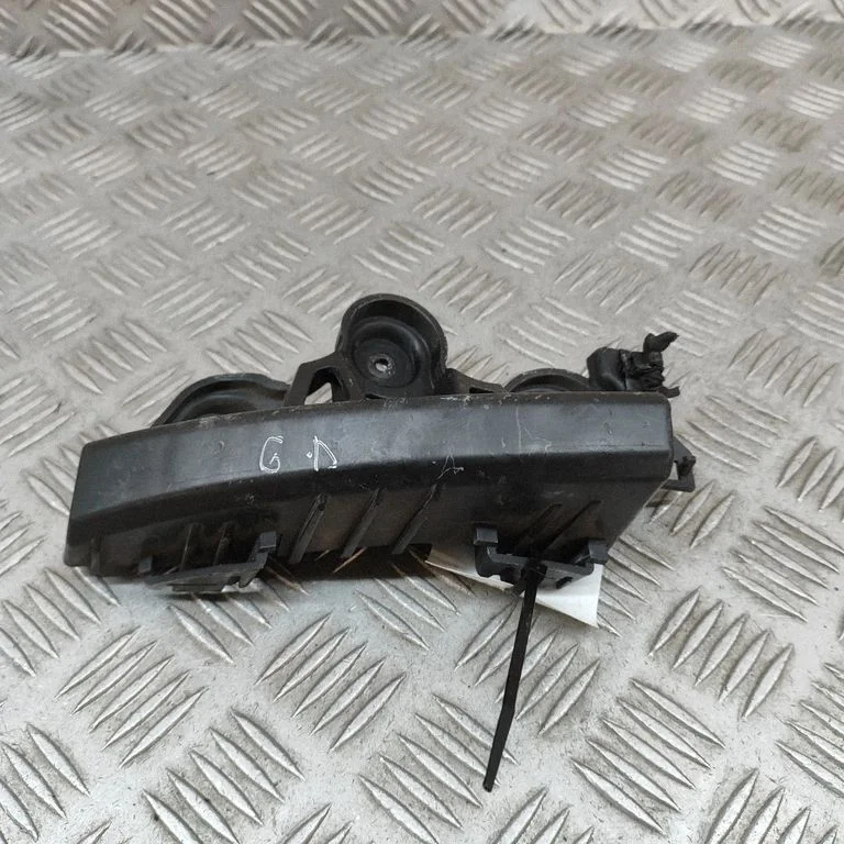 Rear bumper mounting bracket 13489746