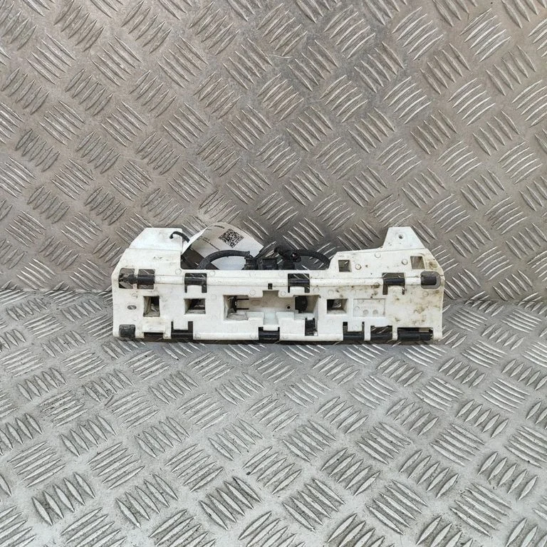 Rear bumper mounting bracket E01543100