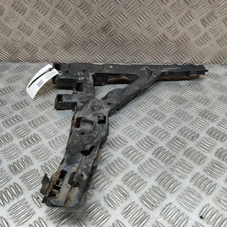 Aizmugurējā bufera turētājs J8A217B930AD