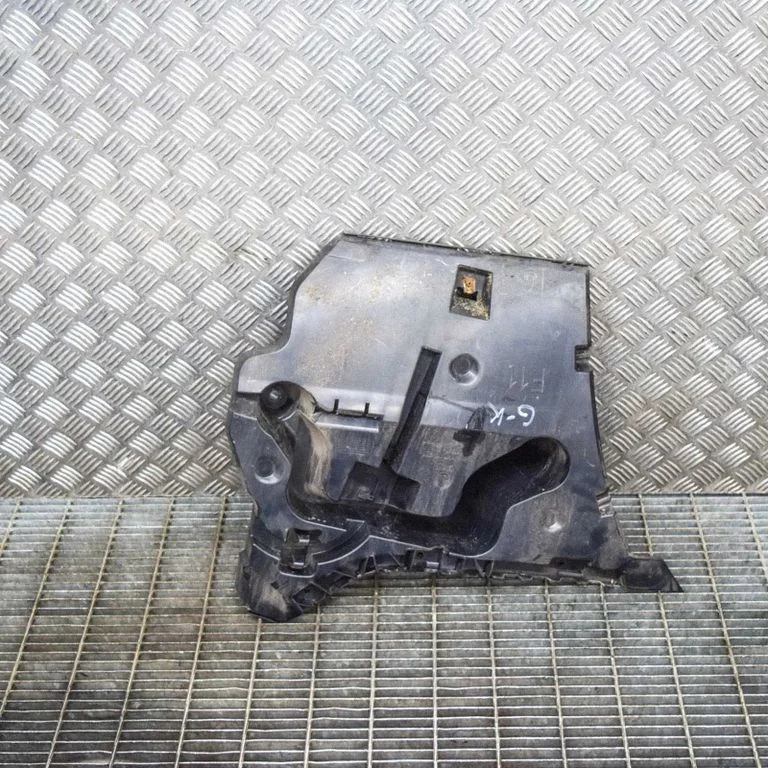 Rear bumper mounting bracket 7207111
