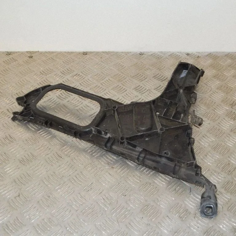 Tagumise kaitseraua kinnitusklamber – Audi Q7 4L (2005-2015)