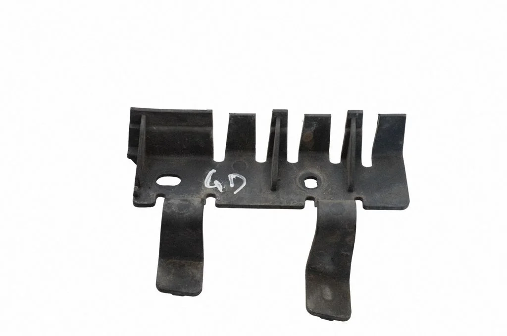 Rear bumper mounting bracket DQL000061