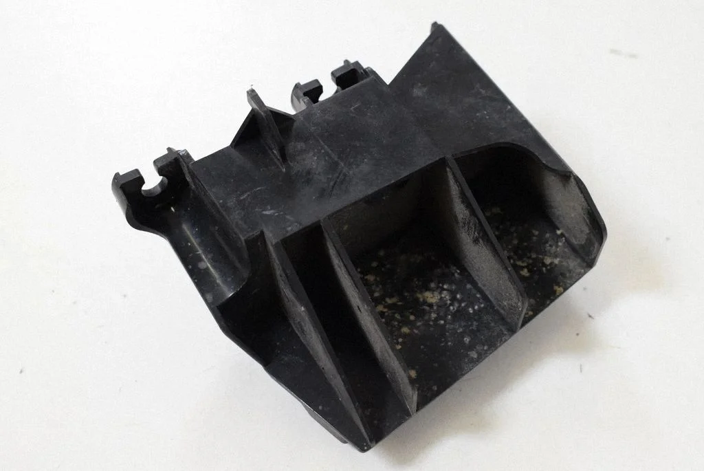 Rear bumper mounting bracket