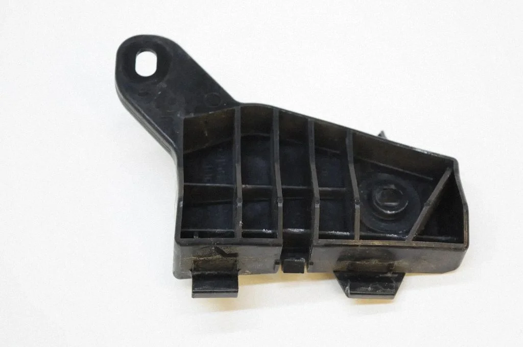 Rear bumper mounting bracket