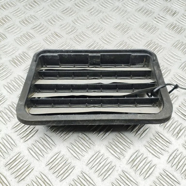 Quarter panel pressure vent A1668300642