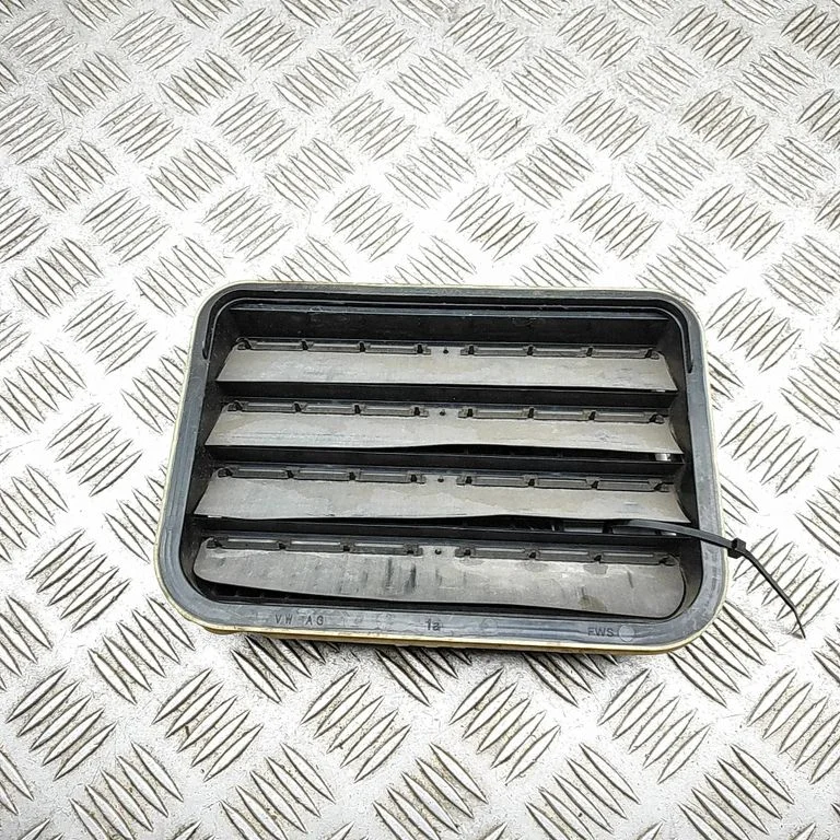 Quarter panel pressure vent 7PP819181A