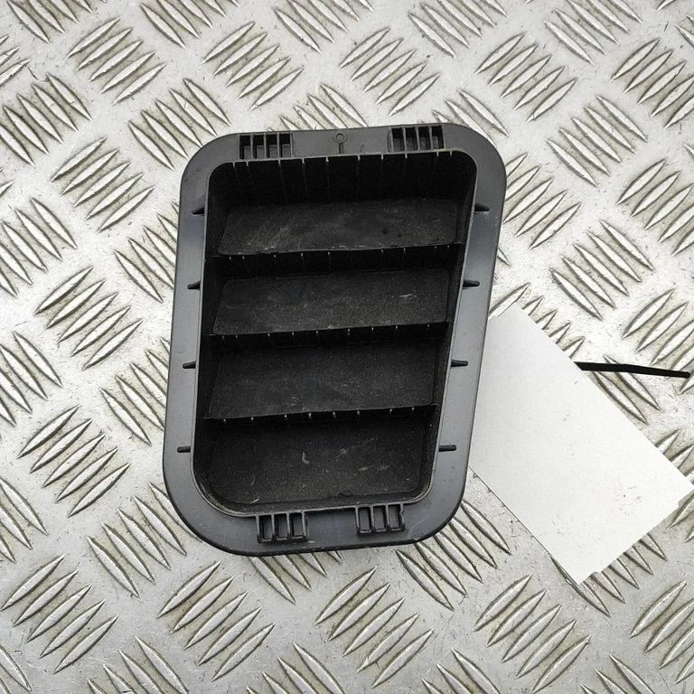 Quarter panel pressure vent 97535AT000