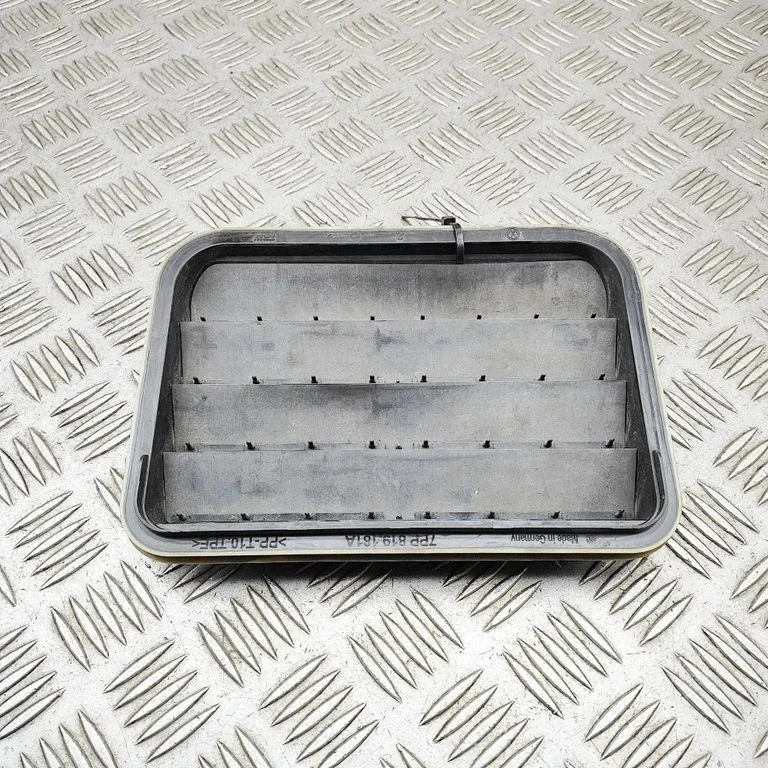 Quarter panel pressure vent 7PP819181A