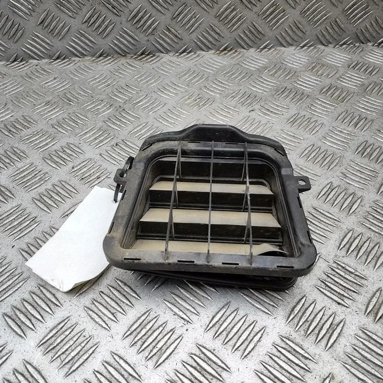 Quarter panel pressure vent 8K0819181B