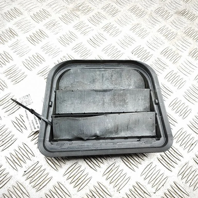 Quarter panel pressure vent 31369380