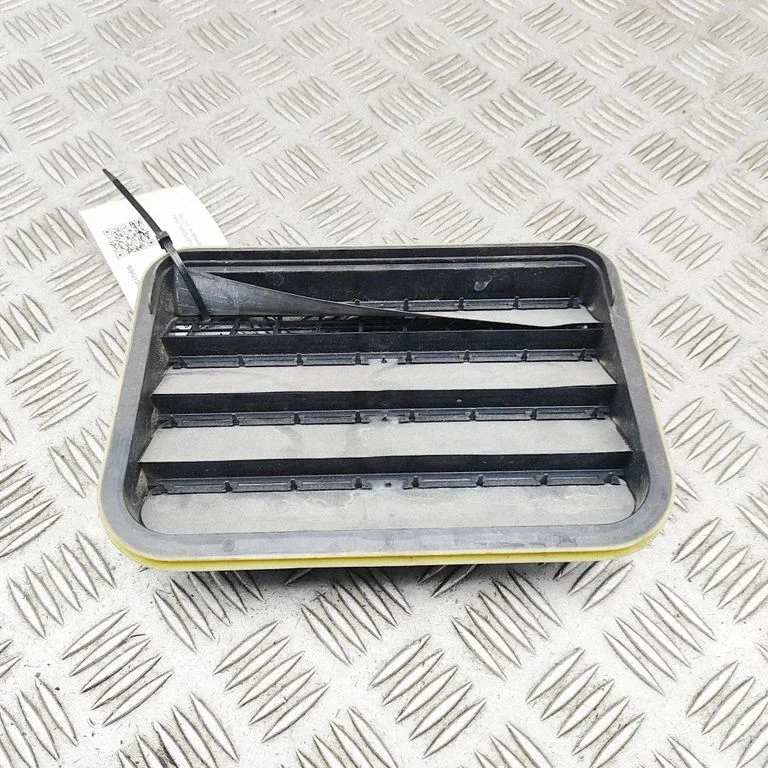 Quarter panel pressure vent 7PP819181A