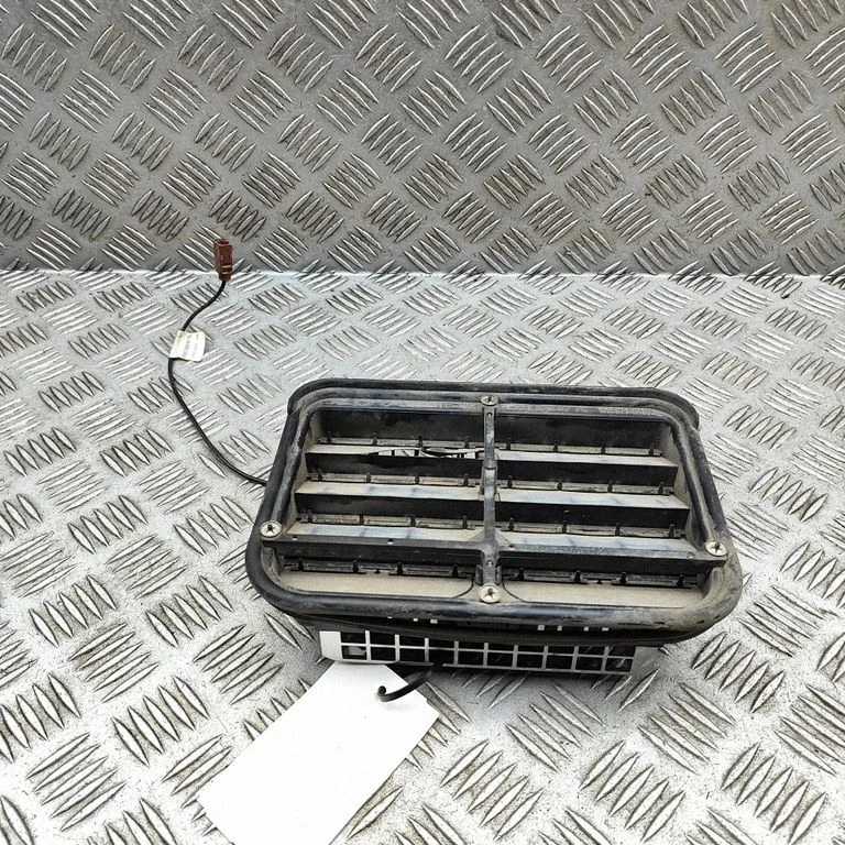 Quarter panel pressure vent A2218200775
