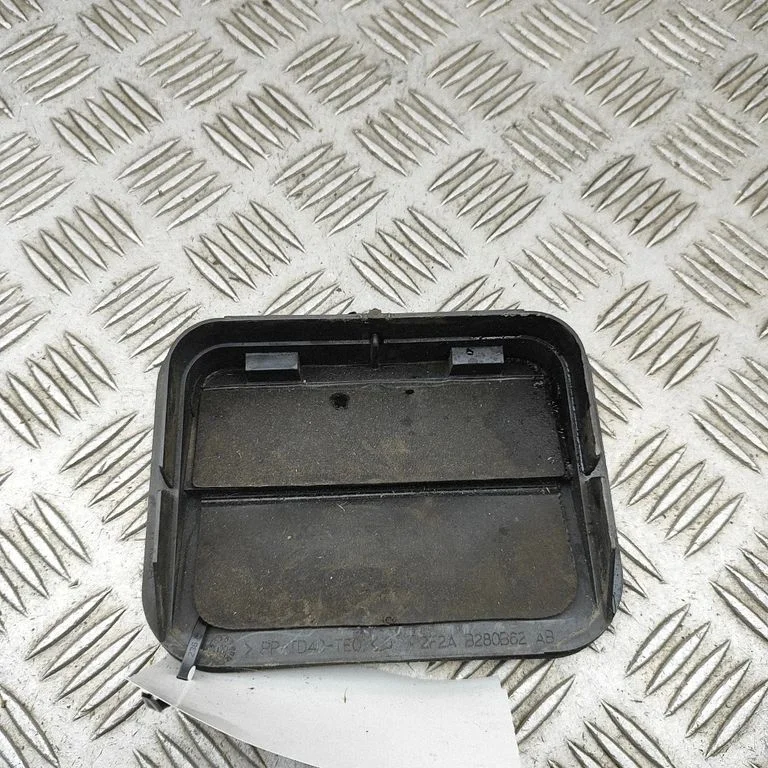 Quarter panel pressure vent 2F2AB280B62AB