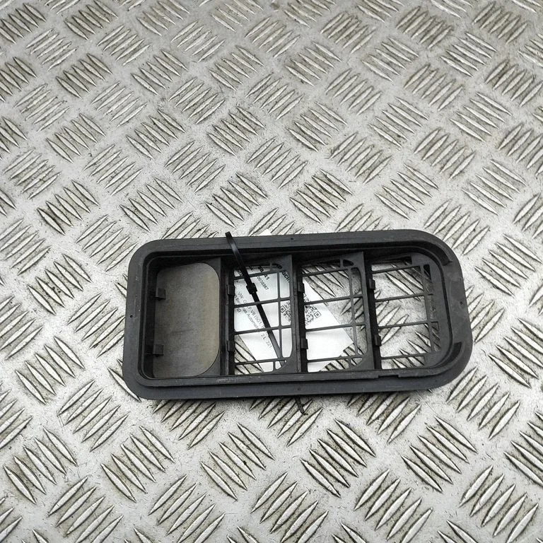 Quarter panel pressure vent 7N0819465E