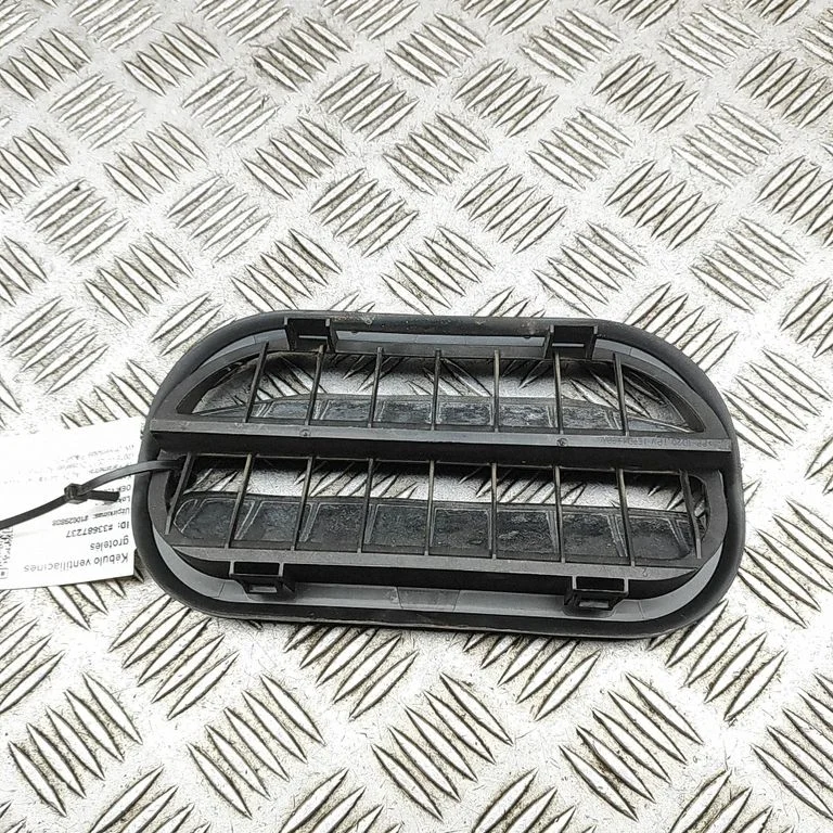Quarter panel pressure vent 6R0819465A