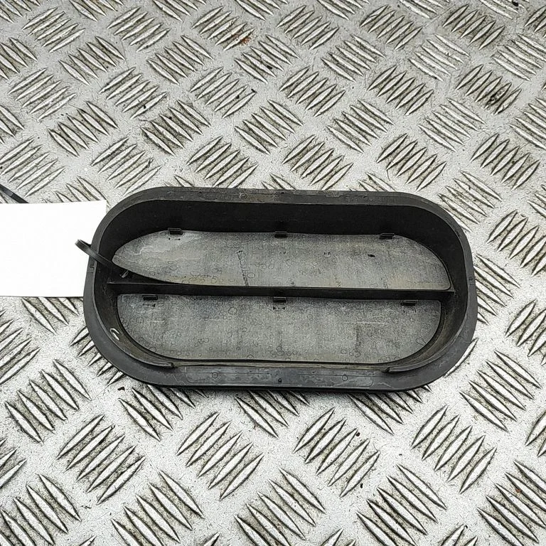 Quarter panel pressure vent 6R0819465A
