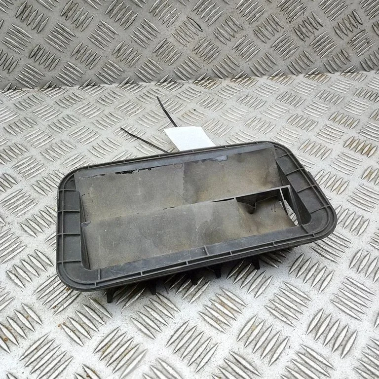 Kratka wentylacyjna (odpowietrzenie nadwozia) 6293133020 – Lexus LS UCF30 (2001-2007)