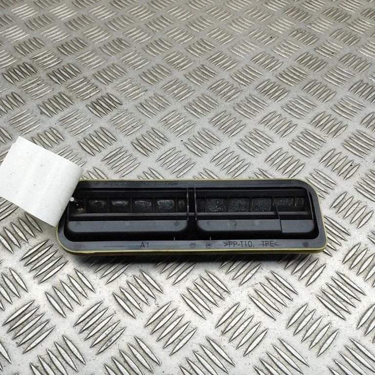 Quarter panel pressure vent – Mercedes-Benz C-Class AMG W204 (2007-2014)