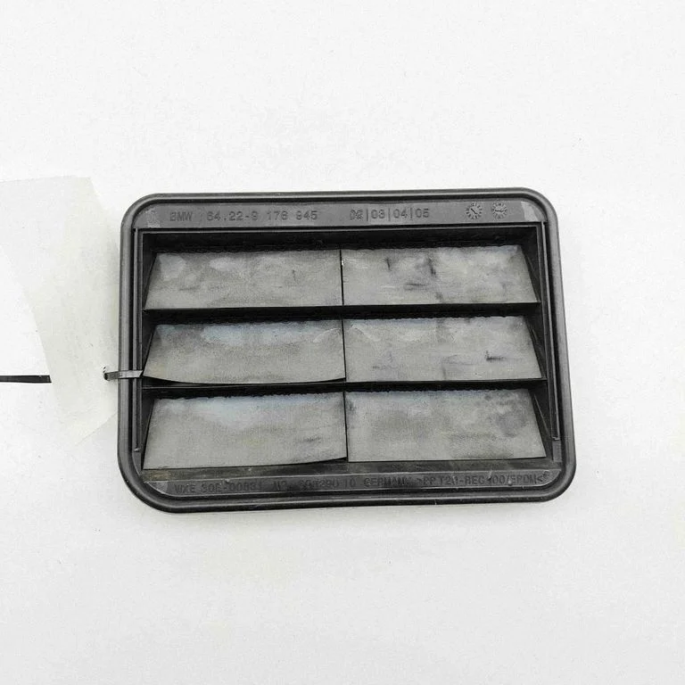 Quarter panel pressure vent 9176945