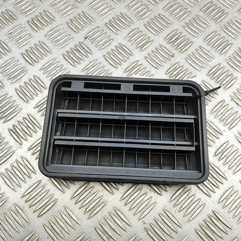Quarter panel pressure vent 6962293