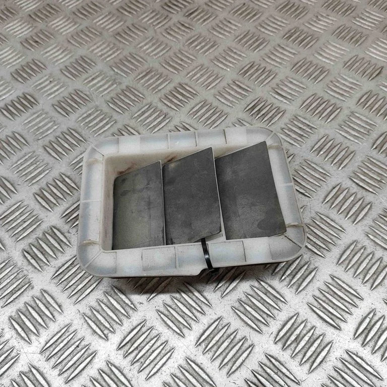 Quarter panel pressure vent 6294002011