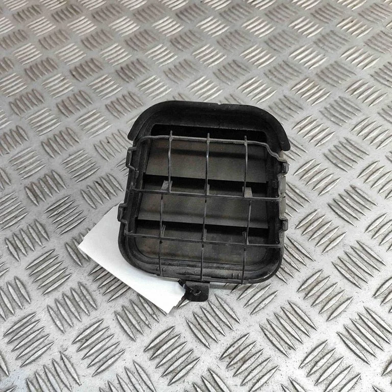 Quarter panel pressure vent 4G9819161B