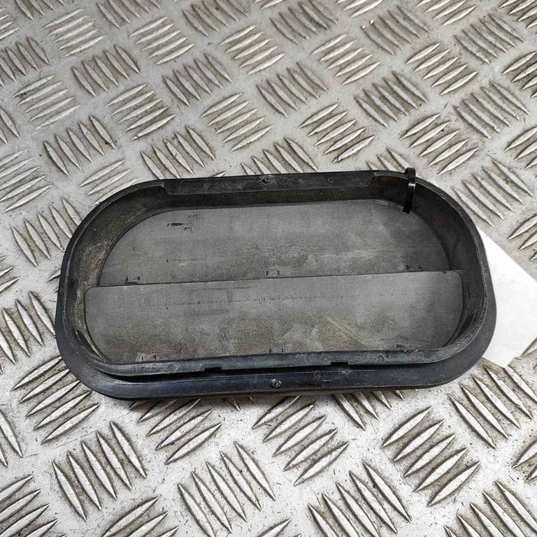 Quarter panel pressure vent 6R0819455B
