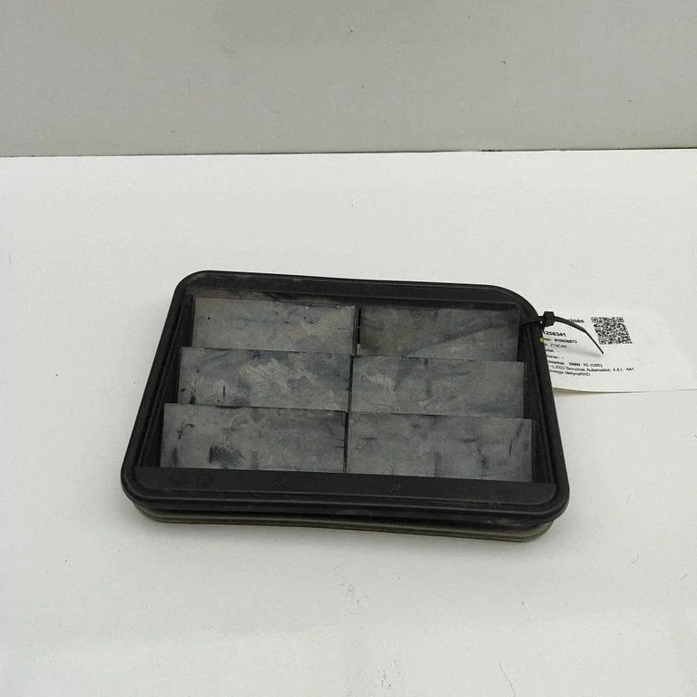 Quarter panel pressure vent 9176945