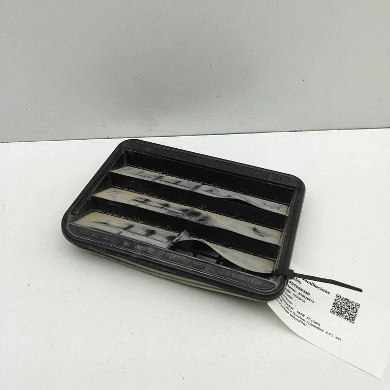 Quarter panel pressure vent 9176945