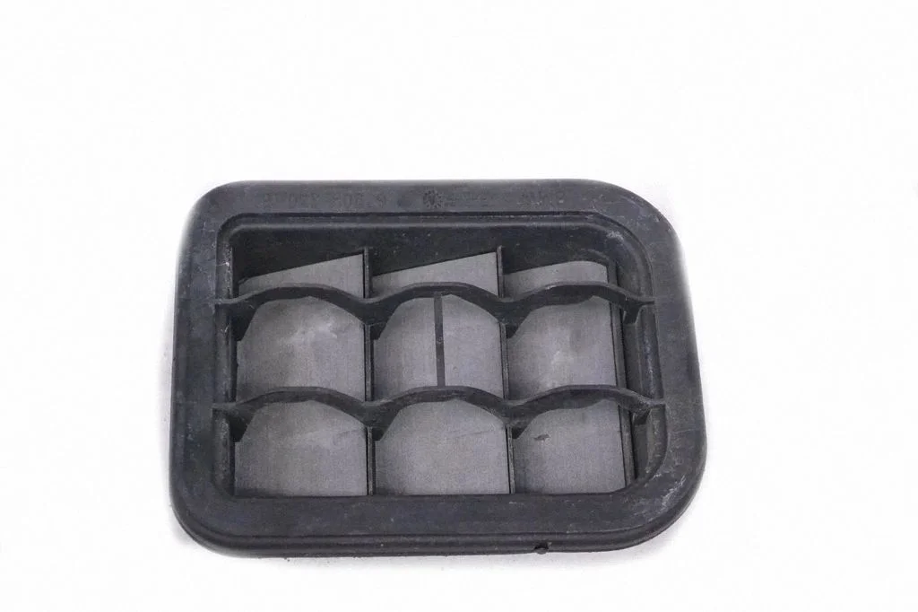 Quarter panel pressure vent 6909340