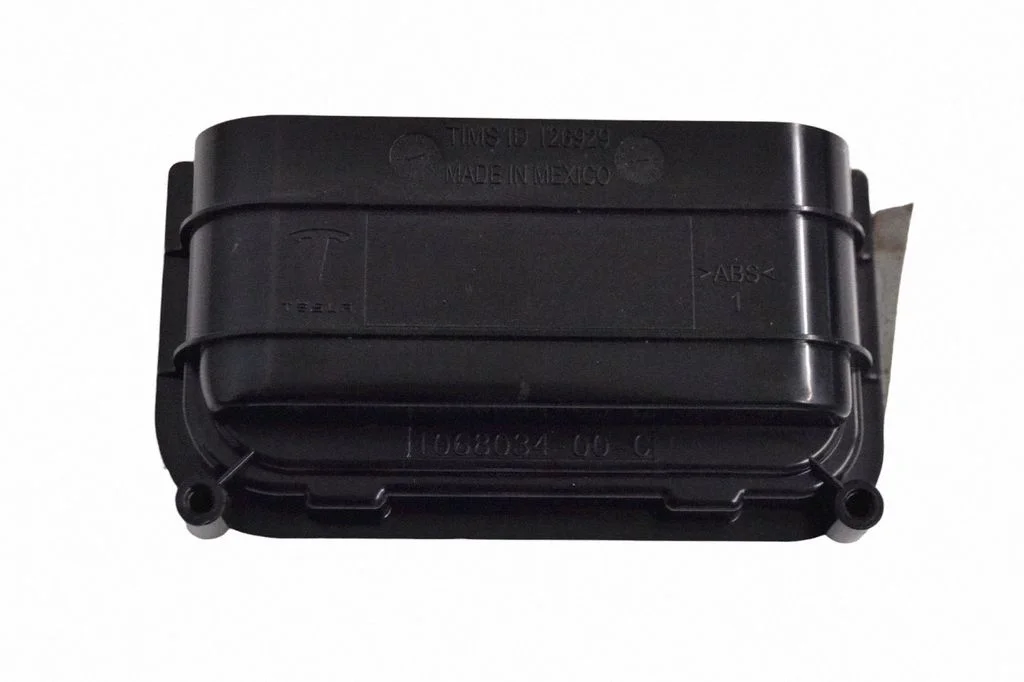Quarter panel pressure vent 106803400C