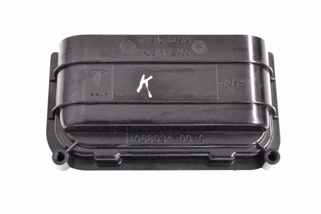 Quarter panel pressure vent 106803400C
