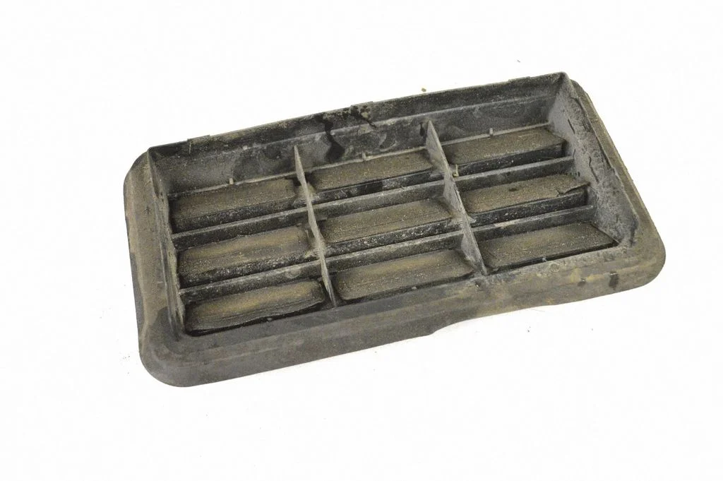 Quarter panel pressure vent