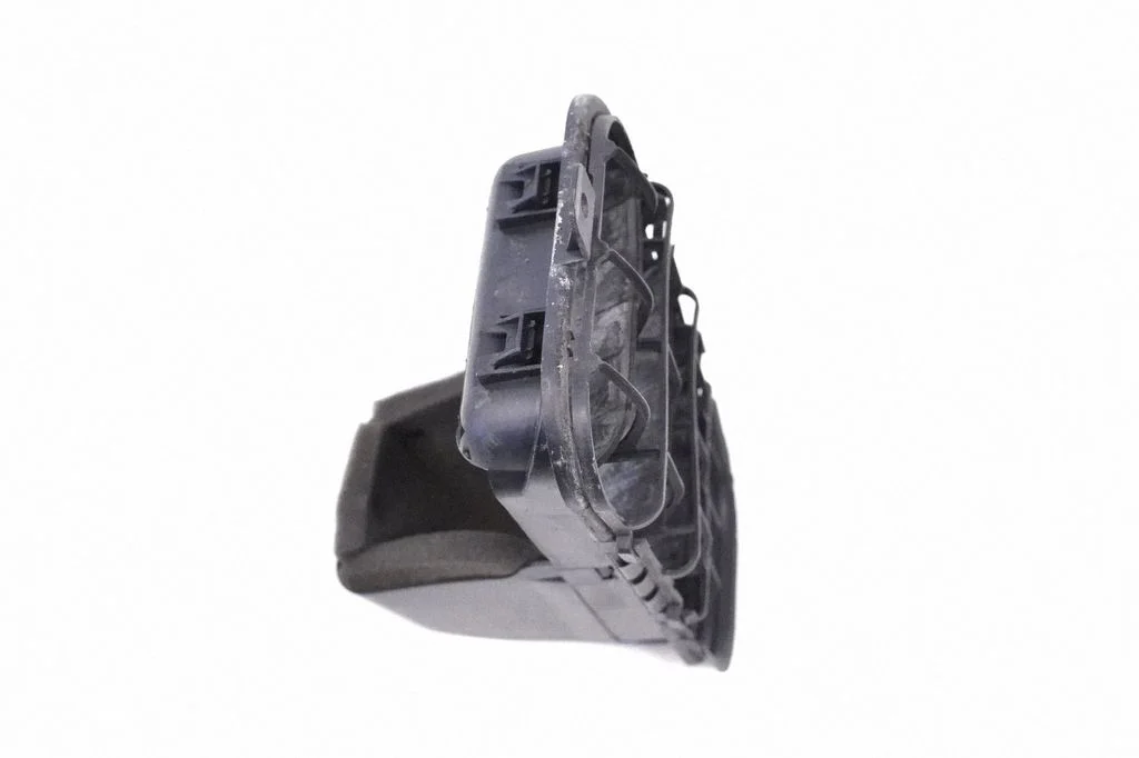 Quarter panel pressure vent 4G5819161