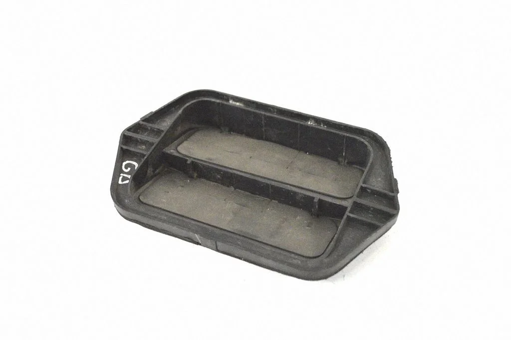 Quarter panel pressure vent C14551921