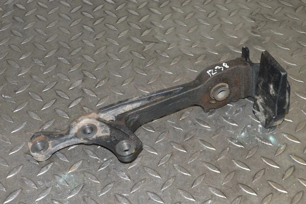 Gearbox mount – Toyota Land Cruiser (J200) (2008-)
