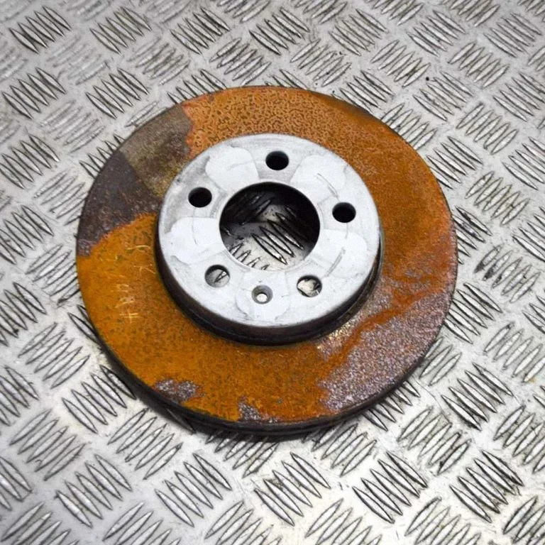 Priekšējais bremžu disks – kreisā