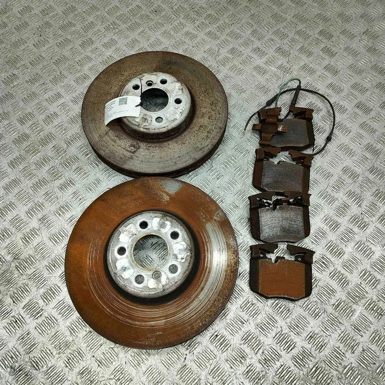 Tarcza hamulcowa przednia 6889570