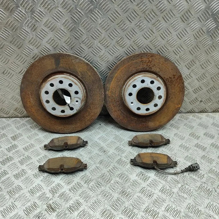 Priekšējais bremžu disks 8V0698151B