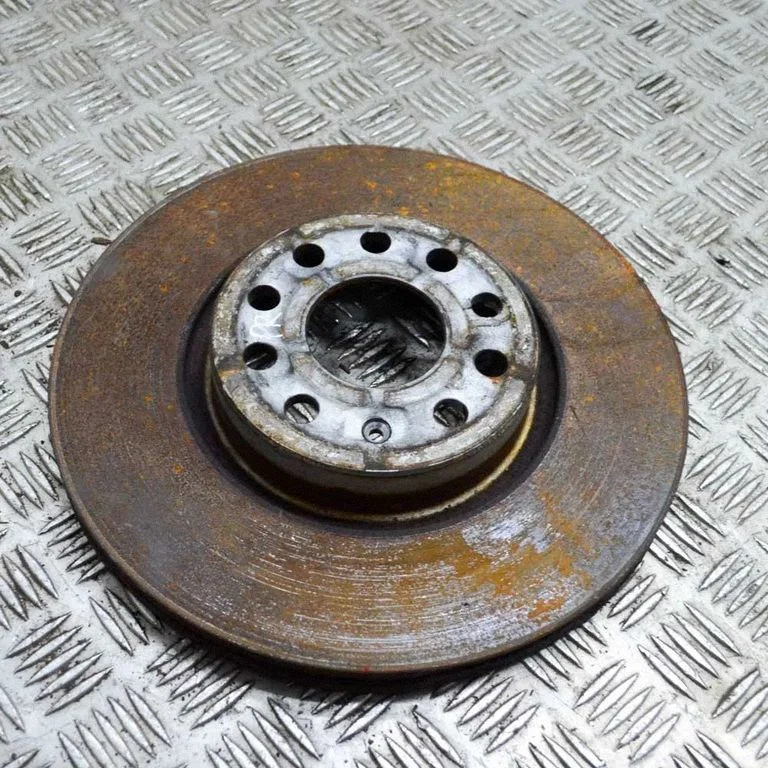 Priekšējais bremžu disks – kreisā