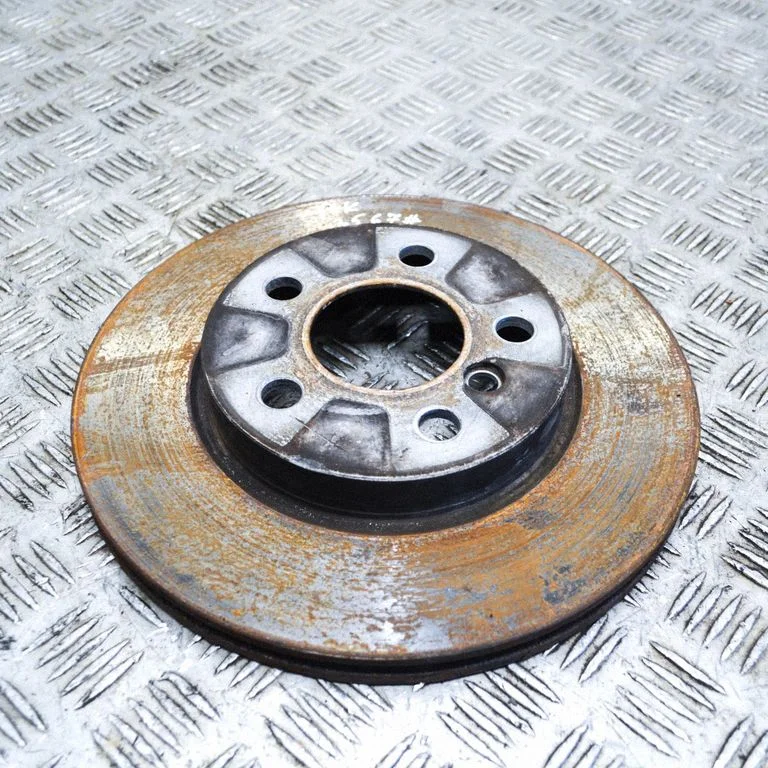 Priekšējais bremžu disks – kreisā