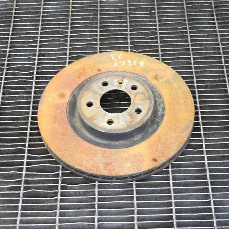 Priekšējais bremžu disks – kreisā
