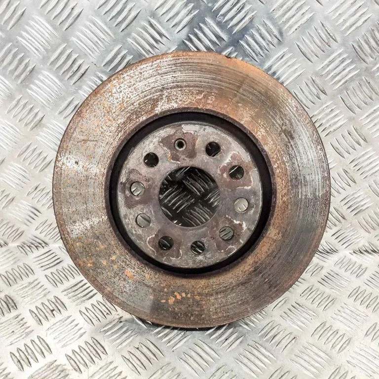 Priekšējais bremžu disks – kreisā