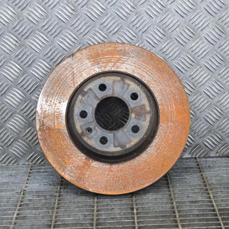 Priekšējais bremžu disks – kreisā