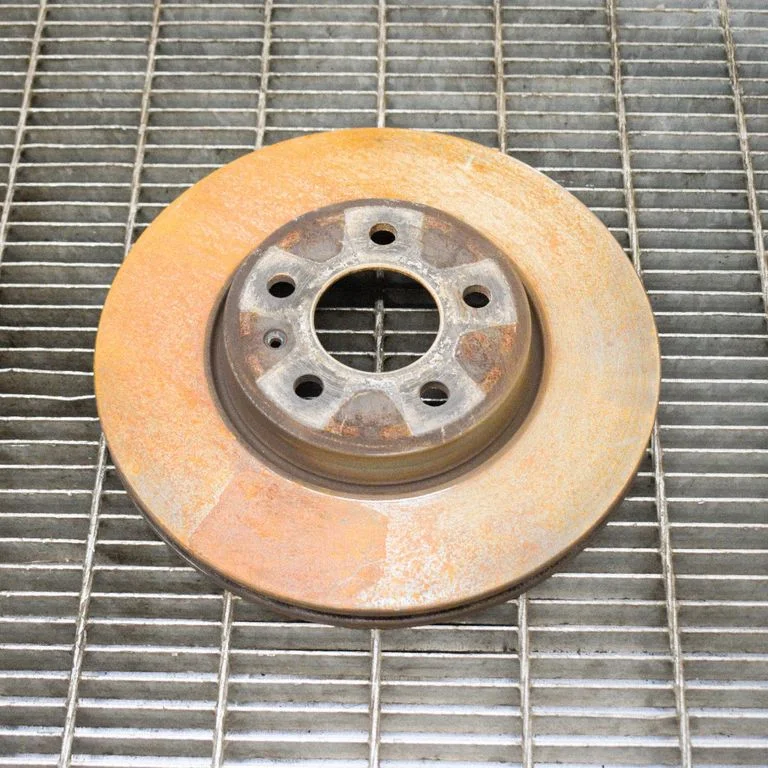 Priekšējais bremžu disks – kreisā
