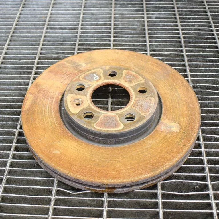Priekšējais bremžu disks – kreisā